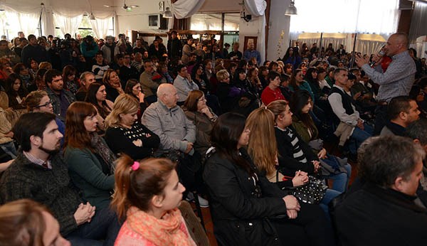 Unas 300 personas asistieron al encuentro con Buzzi y Mac Karthy.