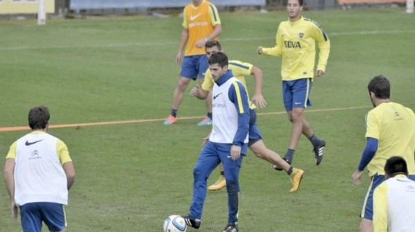 Gago en la práctica de Boca. Será titular el domingo, al igual que Tevez.