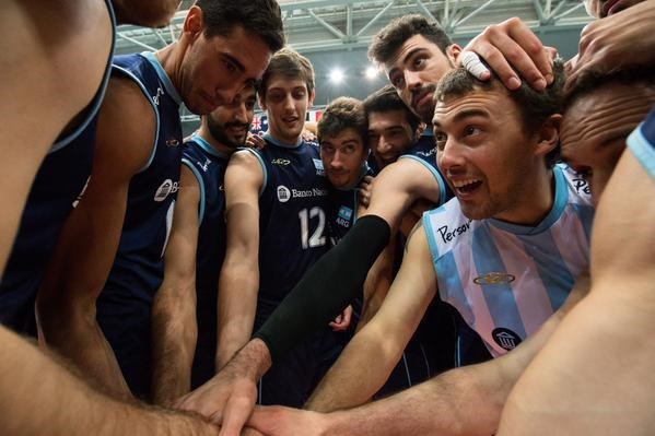 El equipo de Velasco sumó de a tres con Australia y ya pone la cabeza en Canadá.