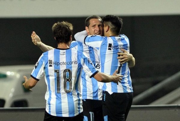 Bou abraza a Aued. Ambos marcaron los tantos de la victoria de Racing.