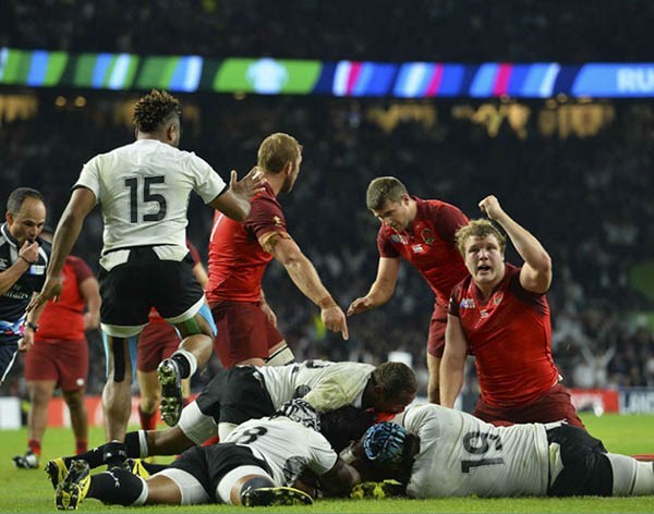 Como debía hacerlo, Inglaterra, en su casa, venció en el debut a Fiji, a pesar de que no convenció del todo.