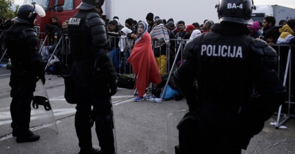 Croacia envió 20 mil refugiados a Hungría y Eslovenia.