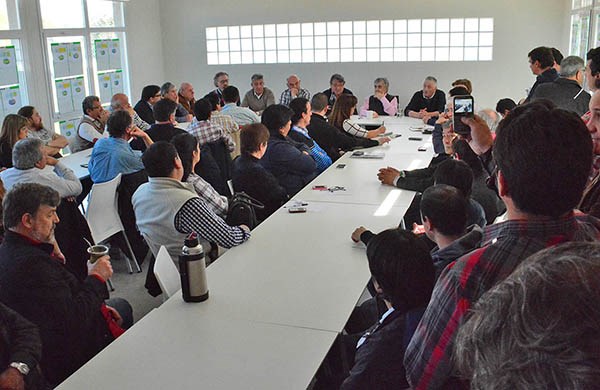 Al frente. El exgobernador encabezó la mesa y pidió decir claramente en cada ciudad qué obras se harán.