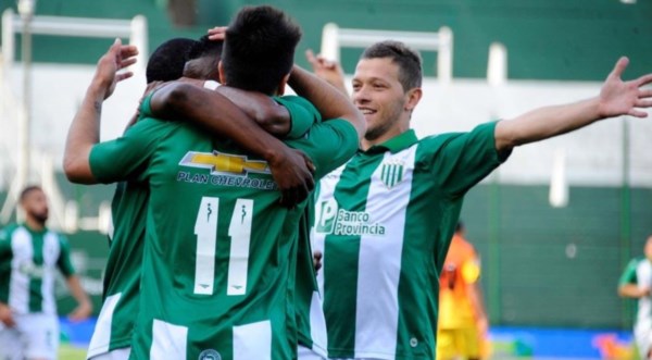 Banfield se impuso a Crucero del Norte, que empieza a despedirse.