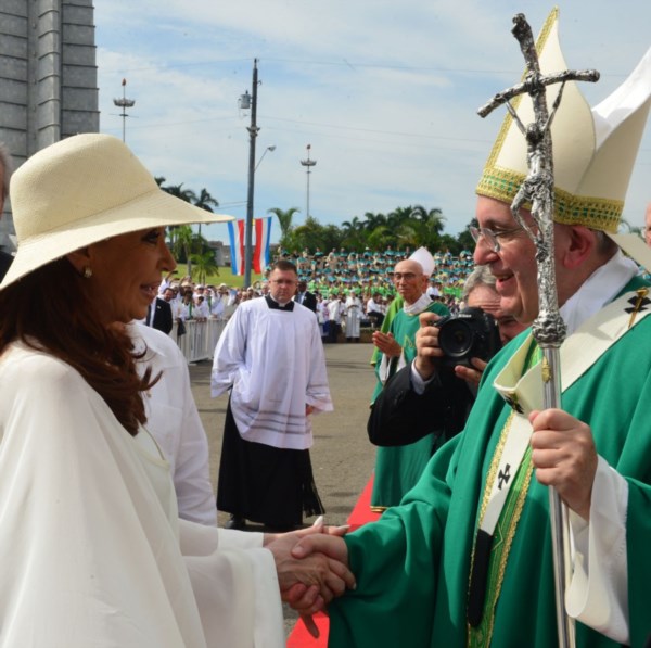 La jefa de Estado argentina saluda al Papa bajo el arduo sol de Caribe.