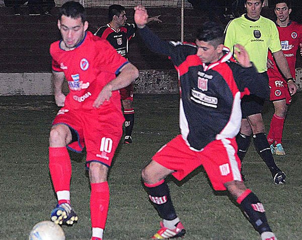 Marcos Rivadeneira trata de quitarle el balón a Adrián Sandoval.