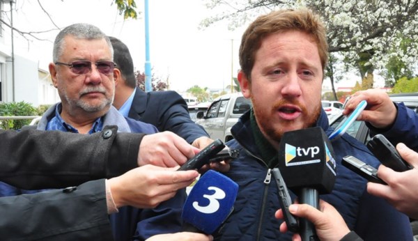 Bowen junto a Meza Evans luego de tener la notificación del Tribunal.