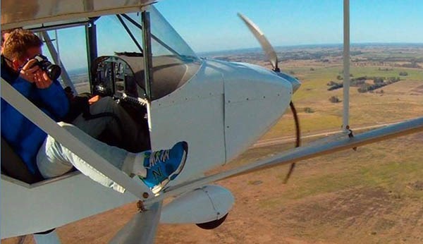 Dos hombres, un avión y un desafío por los cielos Patagónicos.