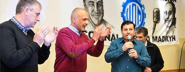 Campaña. Además de reunirse con empresarios por la ley pesquera que irá a Legislatura, el gobernador se reunió con gremialistas de Puerto Madryn que avalan su posición.
