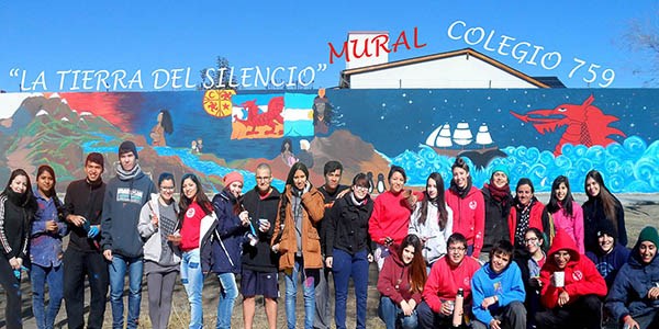 El mural que realizaron los estudiantes está ubicado en la Plaza Brown de Trelew.