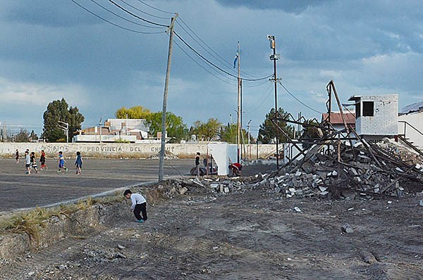 Las viejas tribunas del Nacional ‘72 ya son historia. Ayer comenzaron con la demolición del estadio.