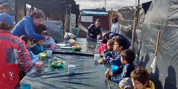 Seguir adelante. En mesas improvisadas, la copa de leche ofreció la merienda al aire libre en Moreira.