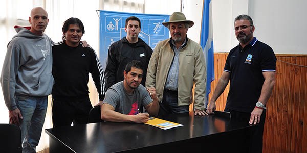 Junto a su equipo, Saldivia firmó el contrato y la pelea en Eslovenia es un hecho el 14/11 por título mundial FIB.