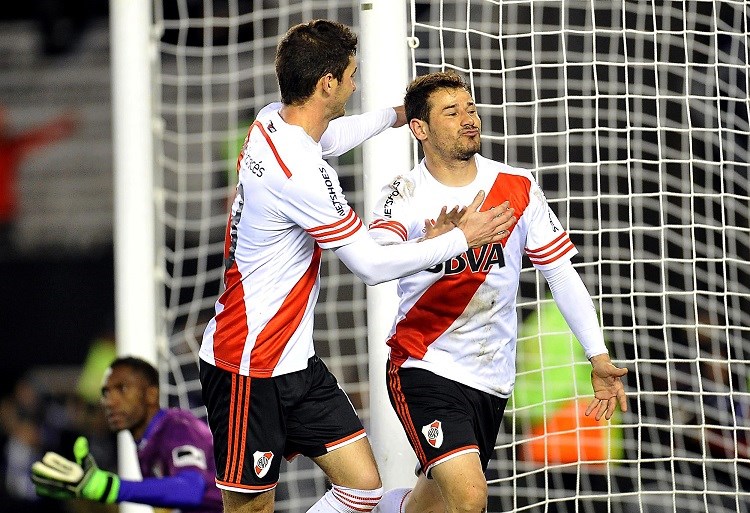 Con goles de Alario y Mora (foto), River recuperó la memoria.