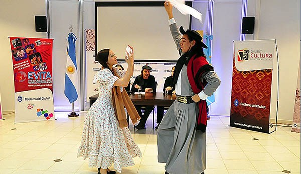Una pareja danzó durante la presentación de la Final de los Evita.