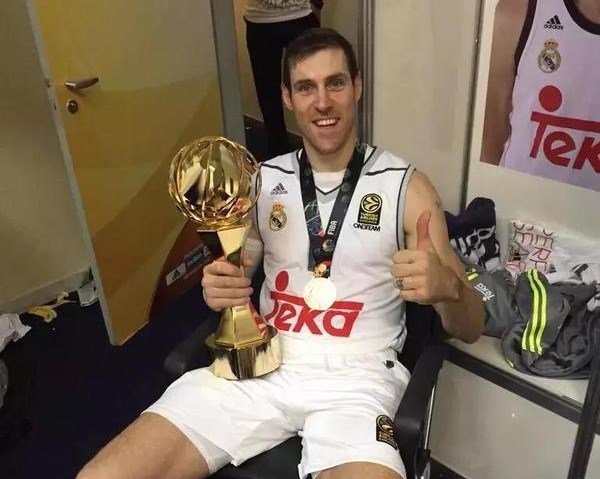 Chapu Nocioni campeón por quinta vez con Real Madrid. Esta vez obtuvo la Copa Intercontinental.