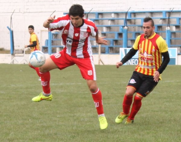 Kevin Garay domina la pelota. Racing desperdició muchas opciones y debió conformarse con un empate.