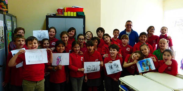 Intercambio cultural. El artista textil Cefyn Burgess realizó actividades con los chicos de Hendre.