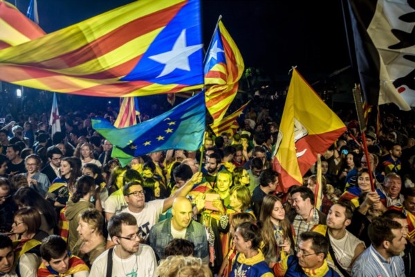 Simpatizantes de los independentistas de Junts pel Sí (Juntos por el Sí), ondean banderas durante la fiesta de noche del domingo.