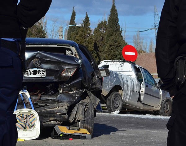 La dramática imagen ilustra la gravedad del impacto. La camioneta de Barone, repleta de pintura que llevaba.