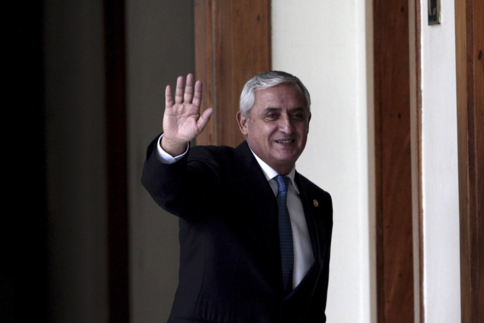 Don Otto un general devenido politico, partió de su cargo anticipadamente.