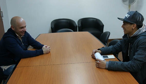 El intendente Ricardo Sastre recibió ayer al luchador madrynense.