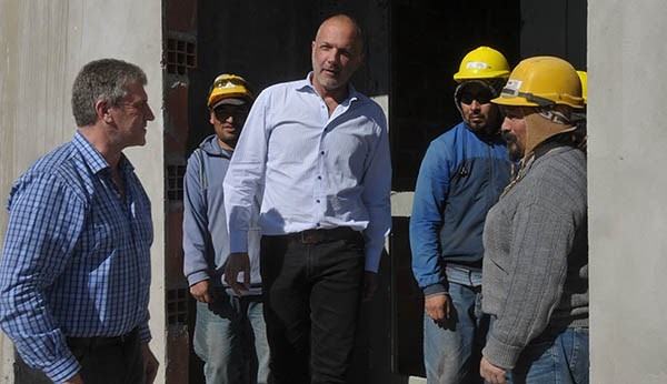 Caminata. Una postal del mandatario en las obras en marcha.