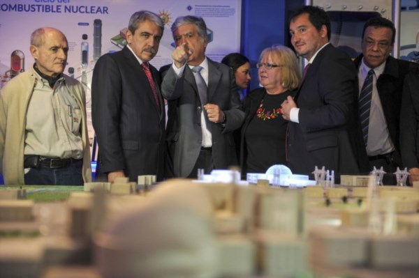 Aníbal Fernández, y el ministro de Planificación Federal, durante la inauguración del Parque Nuclear que se levantó en el kilómetro 107 de la ruta 9.