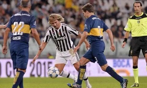 Cascini mira a Nedved que maneja la pelota y elude al "Pampa" Calvo.