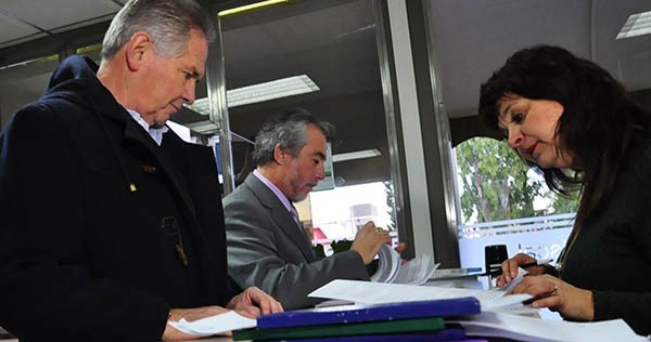 Recepción. El ministro Corchuelo Blasco y el fiscal Montoya hacen la presentación en la Fiscalía de Rawson.
