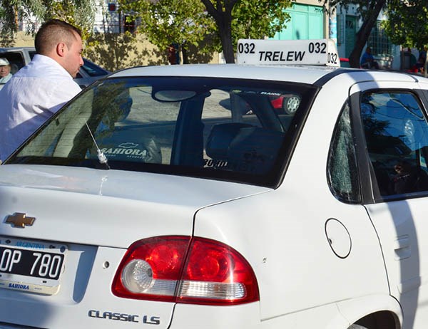 El vehículo del trabajador del volante dañado en uno de sus vidrios.
