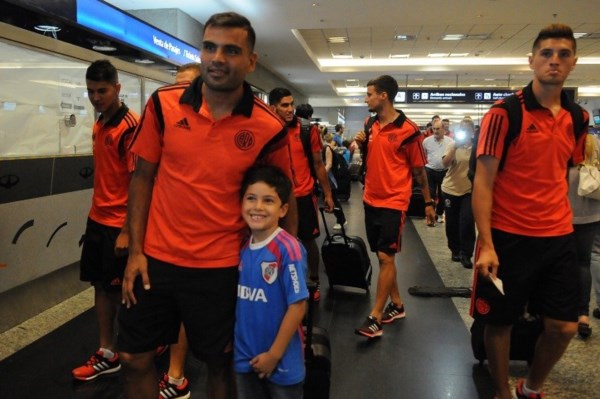 Mercado posa con un pequeño fanático. River viajó a Punta del Este para iniciar la pretemporada. 