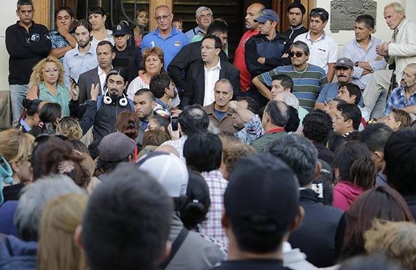Reclamos. Una postal del intendente Maderna recibiendo a los vecinos que se movilizaron muy enojados. 