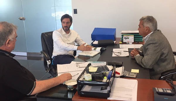 Aspecto de la reunión entre Osvaldo Mairal y Emilio Cisterna.