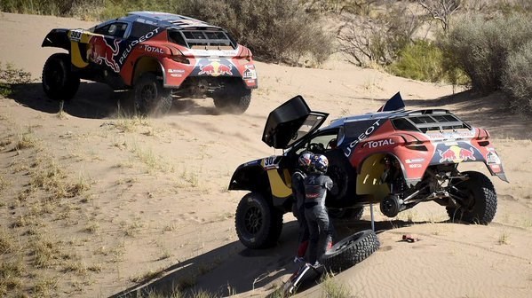 Carlos Sainz abandona el Dakar por problemas mecánicos.
