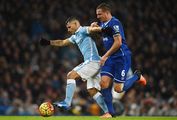 El City empató con Everton y quedó a 3 puntos de Arsenal y Leicester, los líderes.
