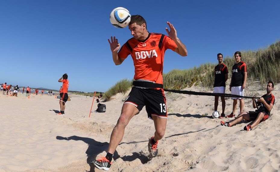 El plantel trabajó en la playa de Punta del Este: trabajos con trineos y físicos con pelota.