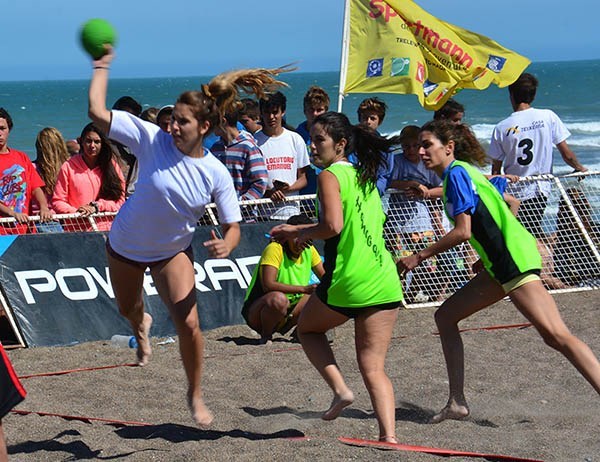El Beach Handball está disputando el torneo en la costa de Playa Unión.