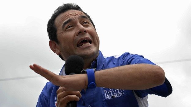 Jimmy Morales en campaña con gesto ambiguo...