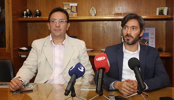 Anuncio. Maderna (izquierda) junto con Cisterna en el despacho.