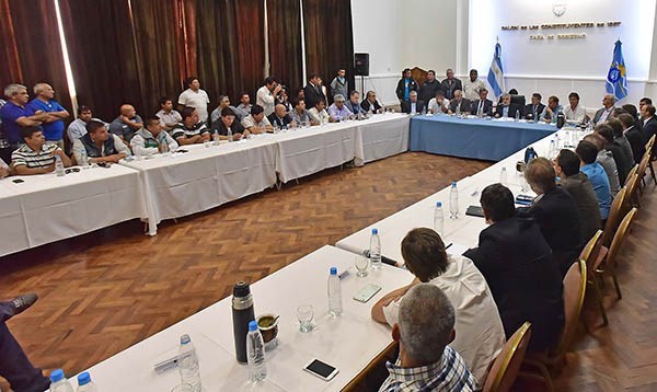 Todos para el mismo lado. Convocados por Das Neves, empresarios, dirigentes y gremialistas se reunieron en Rawson por la crisis del precio del petróleo.