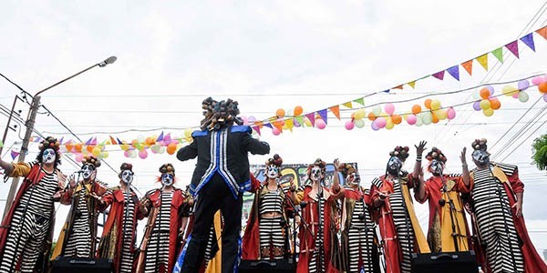 Cita. La apertura del festival convocó a “La máquina de hacer chorizos”, que hizo cantar y bailar al público.