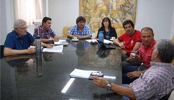 Imagen de la reunión  de concejales con funcionarios municipales.