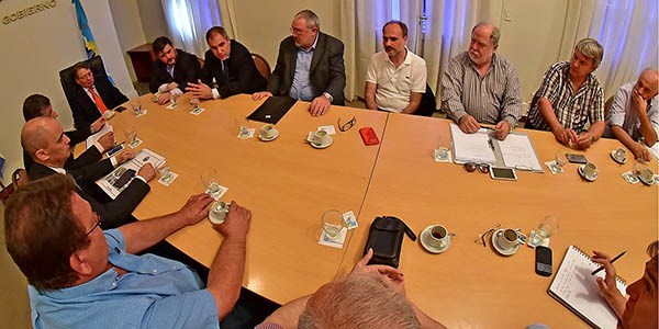 Mesa. Una postal del encuentro de la Cámara con parte de la cúpula gubernamental y bancaria. 