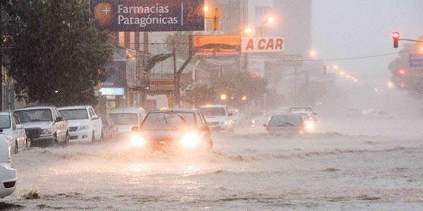 Tormenta eléctrica. Unos 40 milímetros en sólo dos horas anegaron calles e inundaron barrios en Madryn.
