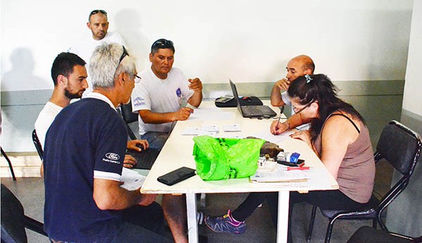 Sorteo de las estacas, en el quincho del Club de Pesca de Trelew.