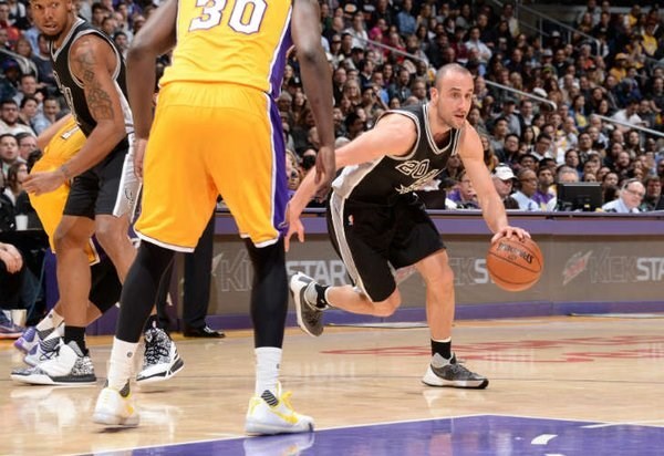 20 puntos, 5 robos, 4 rebotes, 4 asistencias, 2 tapas, 9-10 de cancha en 19 minutos. Manu Ginobili a los 38 años.