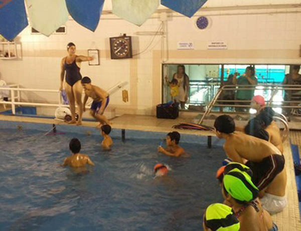 Al agua. Los chicos realizan actividades en el natatorio municipal.