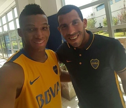 Fabra se incorporó a Boca y se sacó una selfie con Tevez.