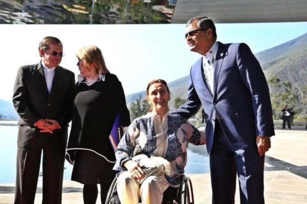 El mandatario anfitrión Rafael Correa saluda afectuosamente a la vicepresidenta argentina.